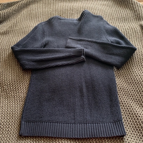 Old navy crew neck sweater! - Picture 2 of 4